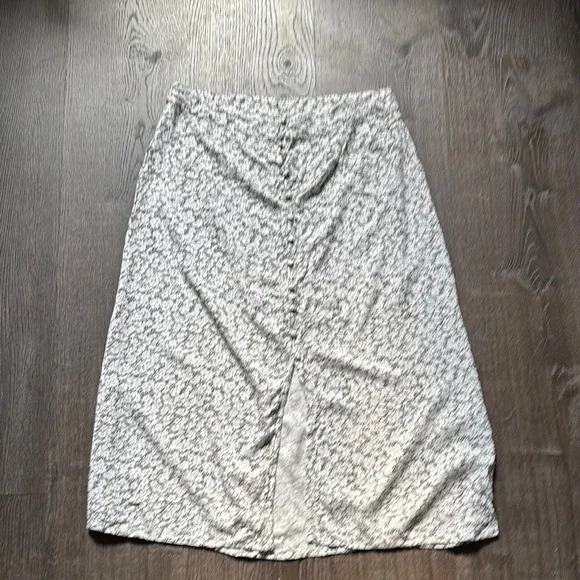 Elegant Gray Floral Skirt - Picture 1 of 3